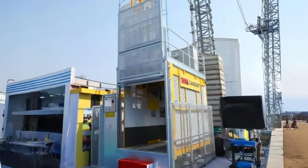 Passenger hoist image Passenger hoist equipment image